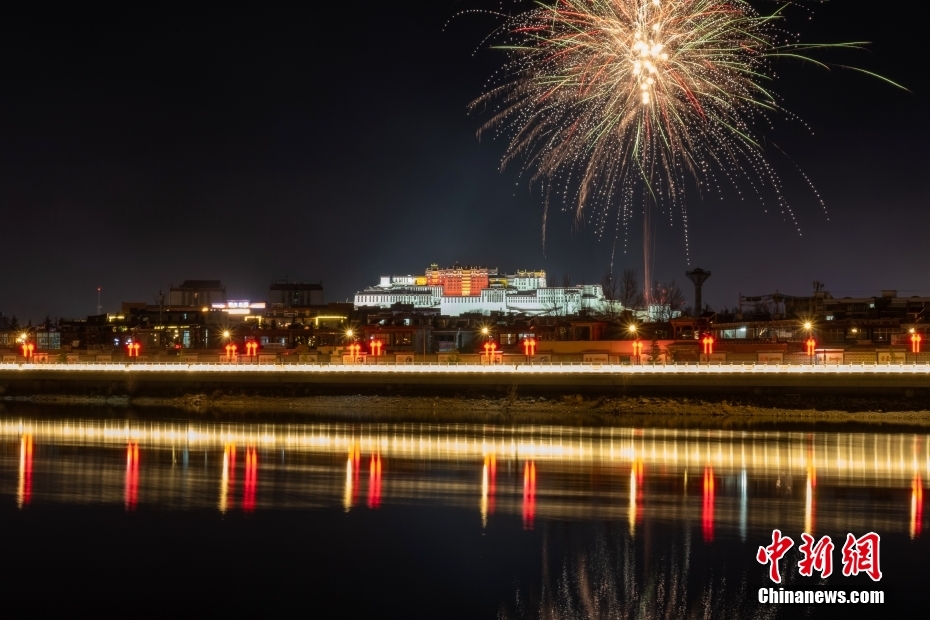 資料圖為2022年3月1日，拉薩迎來藏歷新年“古突夜”，煙花與被燈光照亮的布達(dá)拉宮交相輝映。 <a target='_blank' href='/'><p  align=