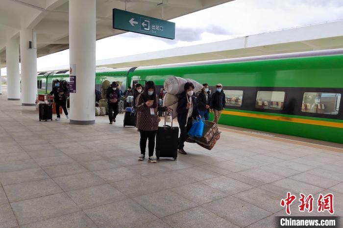 10月6日，乘客乘復(fù)工專(zhuān)列抵達(dá)日喀則?！±_車(chē)務(wù)段 供圖