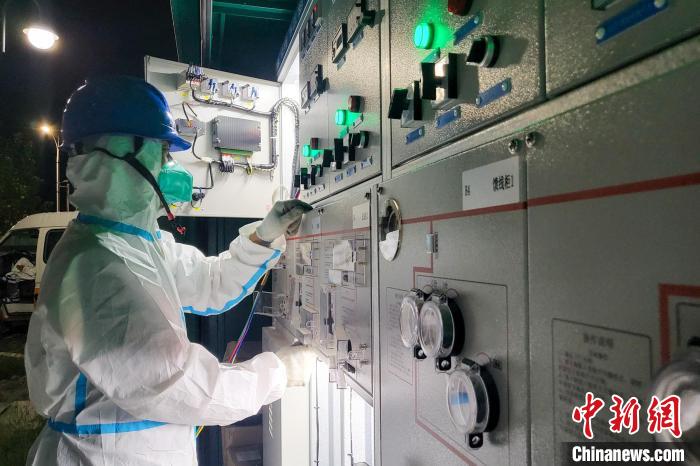 西藏電力部門順利完成方艙醫(yī)院供電設(shè)備安全可靠接入。　王大飛 攝