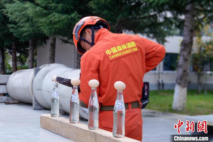西藏林芝森林消防技能大練兵現(xiàn)場，消防員使用液壓鉗夾取雞蛋?！钣例?攝