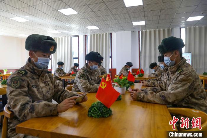 圖為阿里軍分區(qū)某邊防團(tuán)組織官兵通過(guò)手機(jī)收聽收看二十大開幕盛況?！詵|供圖