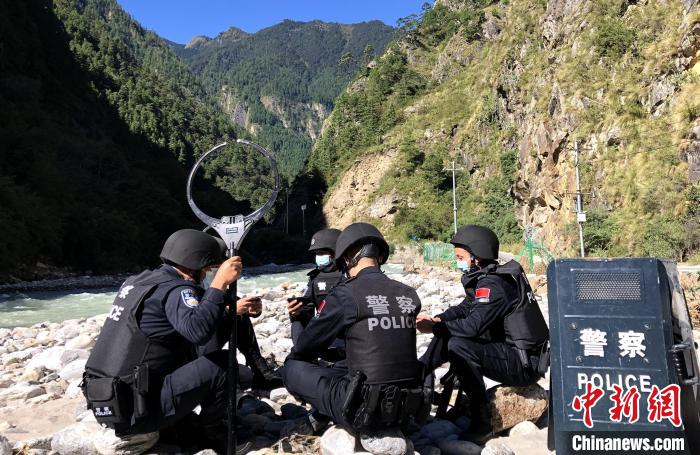 圖為西藏吉隆出入境邊防檢查站移民管理警察在中尼邊境巡邏途中收看二十大開幕直播?！」陆y(tǒng) 攝