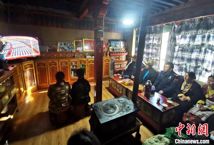 圖為西藏普蘭出入境邊防檢查站斜爾瓦執(zhí)勤點(diǎn)移民管理警察與駐地民眾一起收看二十大開幕盛況?！」鶗怨?攝