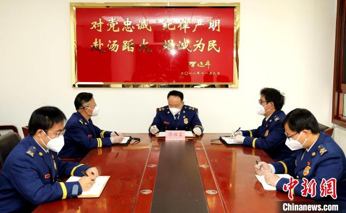 圖為西藏森林消防總隊(duì)在二十大開幕會(huì)結(jié)束后組織學(xué)習(xí)討論?！∥鞑厣窒揽傟?duì)供圖