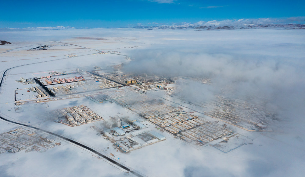西藏阿里地區(qū)改則縣迎來(lái)初雪，銀裝素裹，美如畫(huà)卷。
