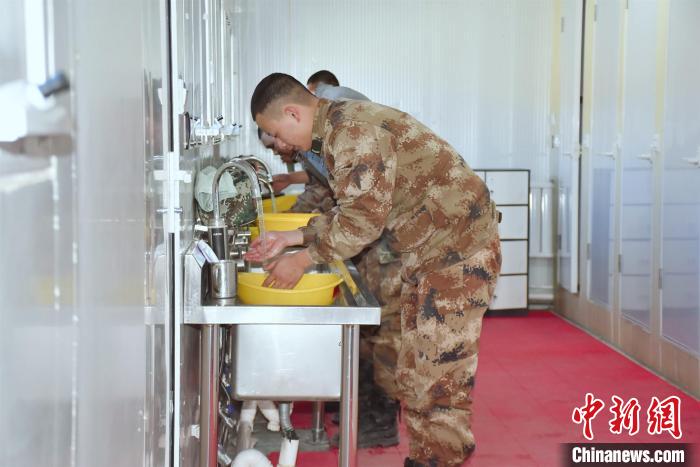 圖為阿里軍分區(qū)某邊防團(tuán)官兵在新建水房洗漱?！詵| 攝