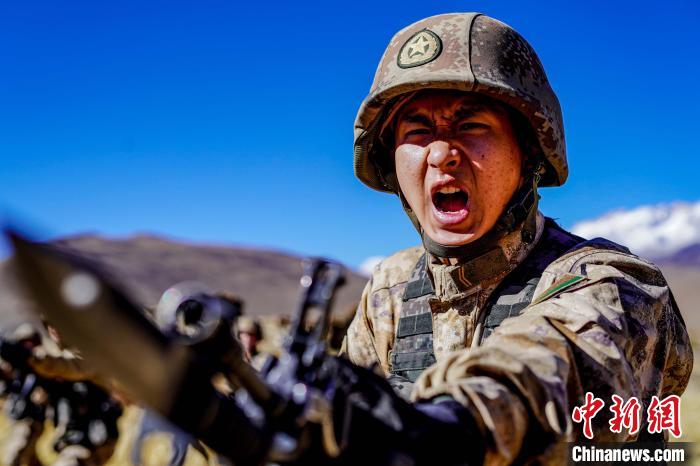 官兵正在進(jìn)行刺殺操訓(xùn)練?！∥鞑厣侥宪姺謪^(qū)某團(tuán)供圖