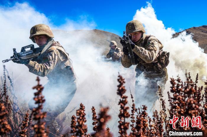 官兵正在進(jìn)行戰(zhàn)術(shù)綜合訓(xùn)練。　西藏山南軍分區(qū)某團(tuán)供圖