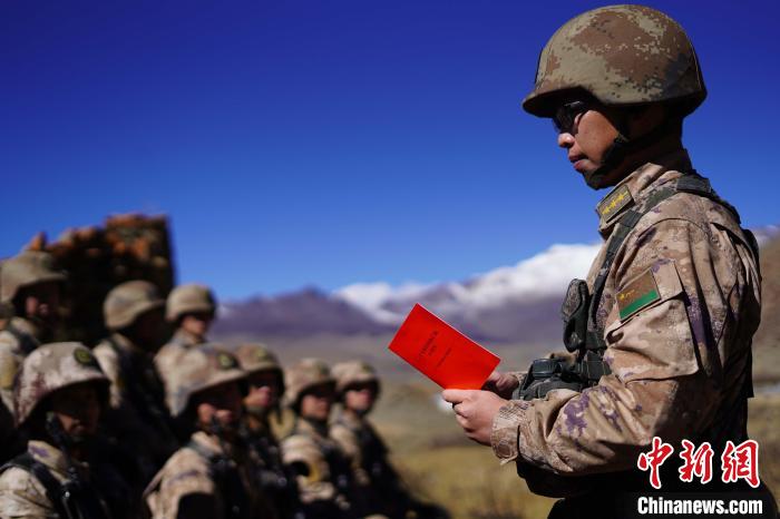 訓(xùn)練間隙，楊磊正在為官兵作宣講?！∥鞑厣侥宪姺謪^(qū)某團(tuán)供圖