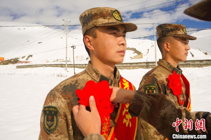 退伍老兵合照留念?！∥鞑厣侥宪姺謪^(qū)某團(tuán)供圖