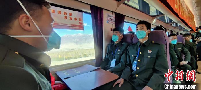 退伍老兵乘坐在退伍專列?！∥鞑厣侥宪姺謪^(qū)某團(tuán)供圖