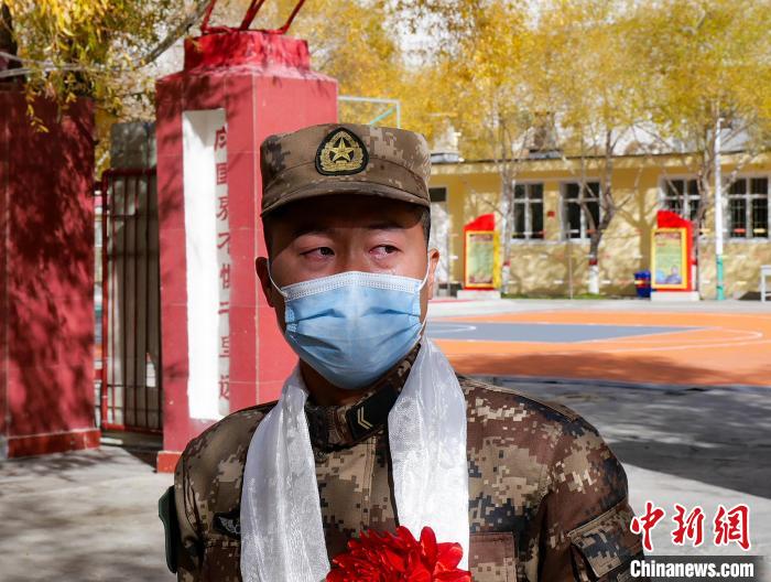 圖為什布奇邊防連退伍老兵臨別前再看一眼連隊(duì)?！詵| 攝