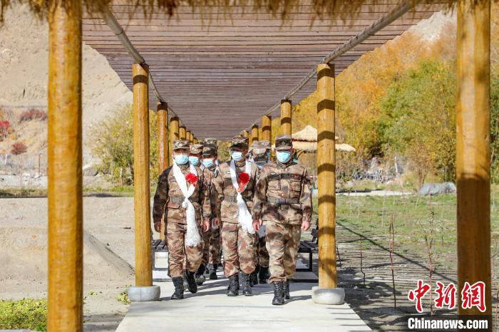 圖為什布奇邊防連退伍老兵臨別前再看一眼連隊(duì)?！詵| 攝