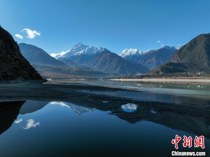 西藏林芝雅魯藏布江和遠處的雪山?！《拘?攝
