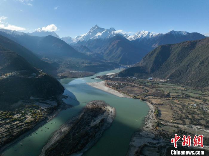 西藏林芝雅魯藏布大峽谷的雪山風(fēng)光?！《拘?攝