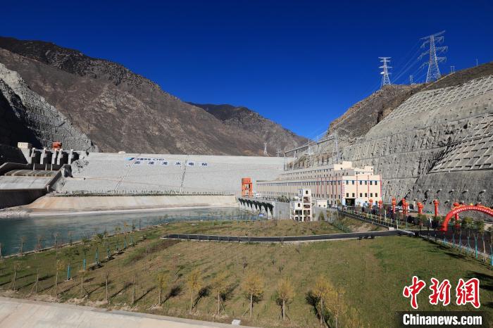 圖為金沙江上游蘇洼龍水電站?！⊥趵?攝