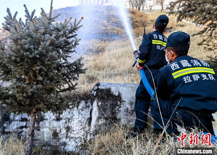 12月6日，布達(dá)拉宮消防救援大隊(duì)在布達(dá)拉宮山體林草區(qū)域開展?jié)窕ぷ??！㈣?攝