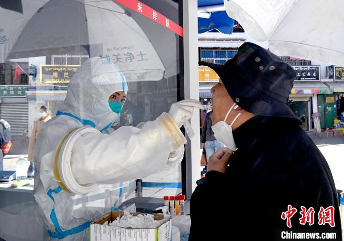12月7日，拉薩市民正在進行核酸檢測?！±盍?攝