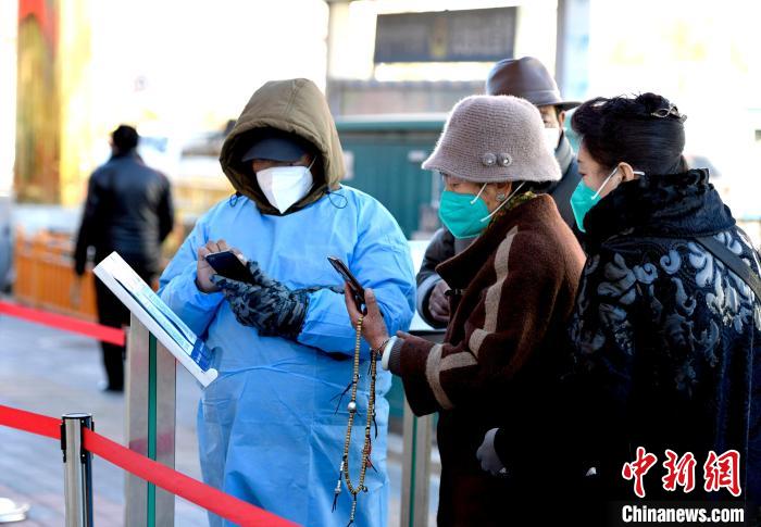 12月7日，拉薩市民掃碼進入銀行辦理業(yè)務?！±盍?攝