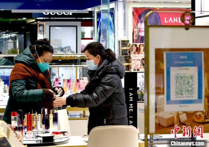 12月7日，拉薩，市民掃碼進入拉薩百貨大樓選購護膚品?！±盍?攝