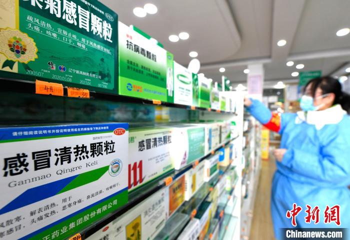 12月7日，拉薩宇拓路一藥店工作人員正在整理店內(nèi)的感冒類藥品。　李林 攝