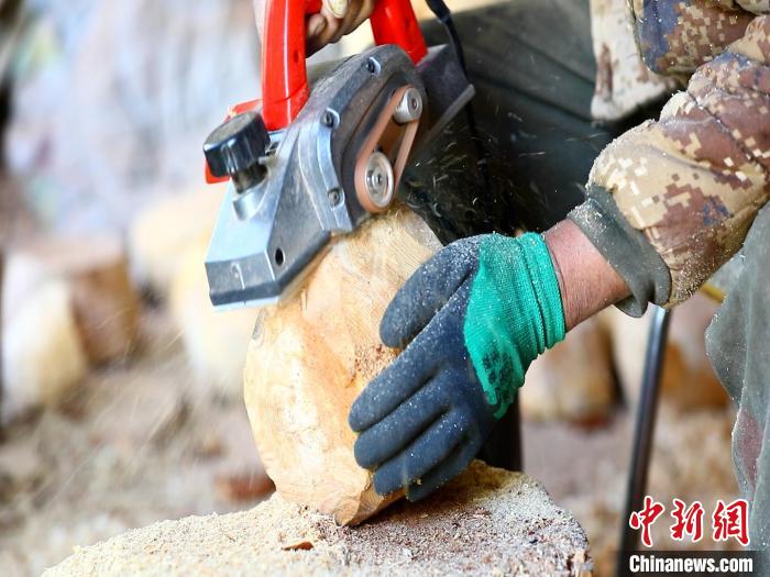 圖為手工藝人正在制作木碗。　德吉 　攝