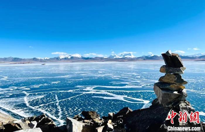 圖為普瑪江塘鄉(xiāng)境內(nèi)的雪山、冰湖美景?！±丝ㄗ涌h網(wǎng)信辦供圖