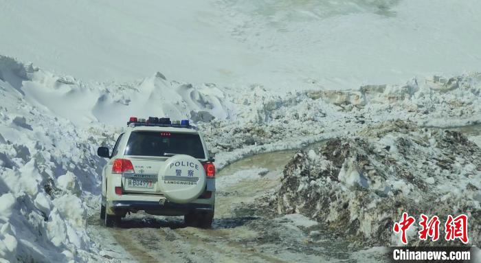 圖為邊壩縣降雪時夏貢拉山段路況?！∵厜慰h融媒體中心供圖