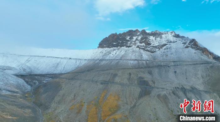 圖為邊壩縣降雪時夏貢拉山段路況?！∵厜慰h融媒體中心供圖