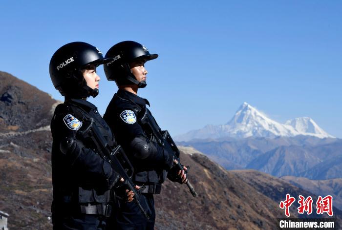 1月6日，移民警察在執(zhí)勤。　李林 攝