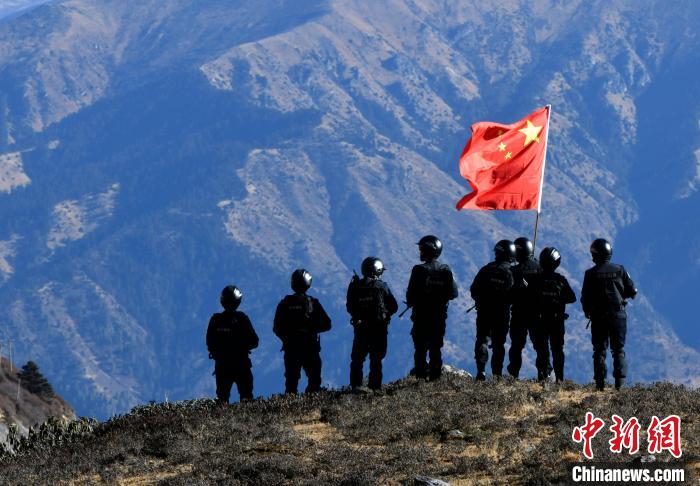1月6日，移民警察在執(zhí)勤?！±盍?攝