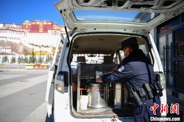 圖為1月23日，布達(dá)拉宮廣場(chǎng)派出所民警正在打午飯。　貢嘎來(lái)松 攝