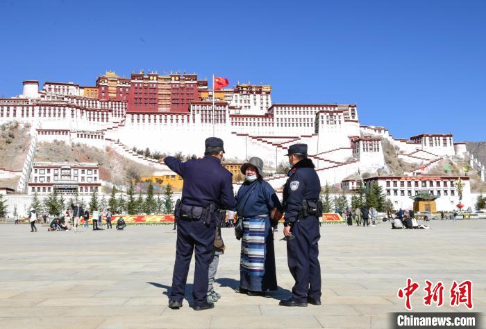 圖為1月23日，布達(dá)拉宮廣場(chǎng)派出所民警正在回答民眾咨詢?！∝暩聛?lái)松 攝