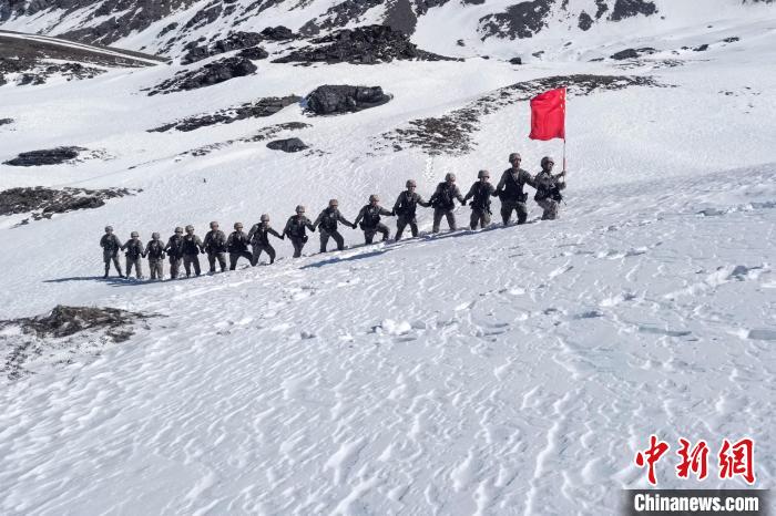 春節(jié)期間，西藏軍區(qū)山南軍分區(qū)某邊防團(tuán)官兵踏雪巡邊?！〉┰鰰x美 攝