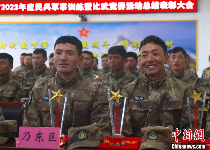 表彰大會上，獲獎選手開心瞬間?！敲衫?攝