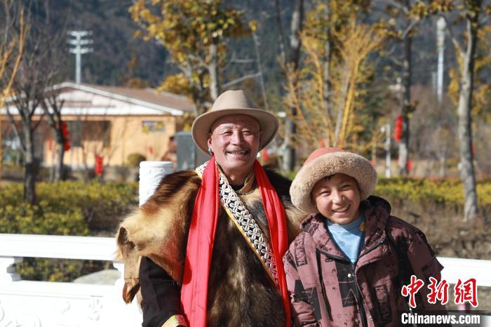 圖為林芝市巴宜區(qū)布久鄉(xiāng)仲果村村民桑杰與孫子一起參加藏歷新年活動(dòng)。　張力 攝