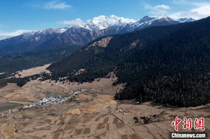 2月17日，西藏林芝魯朗小鎮(zhèn)周邊雪山與牧場。(無人機照片) 李林 攝
