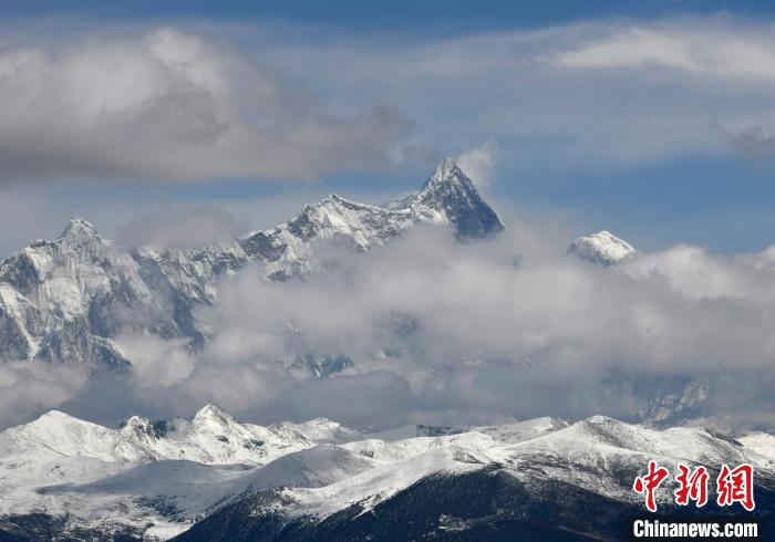 2月17日，西藏林芝色季拉山觀景臺拍到的南迦巴瓦峰?！±盍?攝