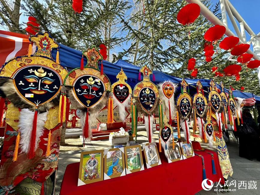 充滿藏元素的年貨節(jié)現(xiàn)場。人民網(wǎng) 次仁羅布攝