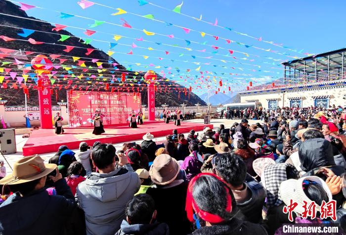 文藝活動(dòng)全景?！∶⒖悼h委宣傳部供圖