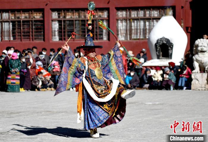 2月19日，楚布寺僧人參加跳神活動?！±盍?攝