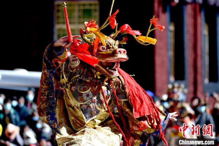 2月19日，楚布寺僧人佩戴面具參加跳神活動。　李林 攝