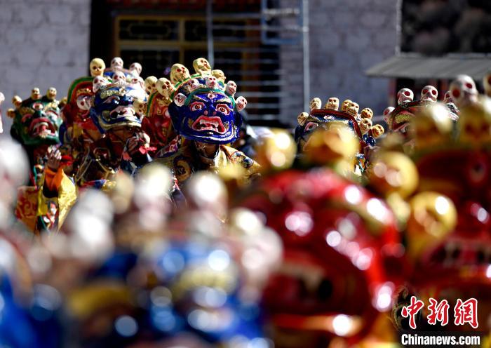 2月19日，楚布寺僧人們佩戴面具參加跳神活動?！±盍?攝