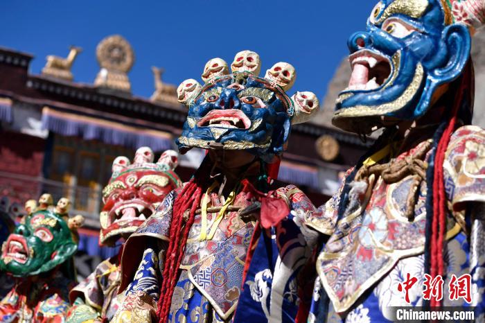 2月19日，楚布寺僧人們佩戴面具參加跳神活動。　李林 攝
