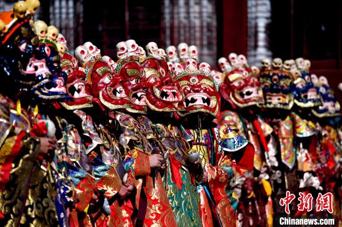 2月19日，楚布寺僧人們佩戴面具參加跳神活動?！±盍?攝