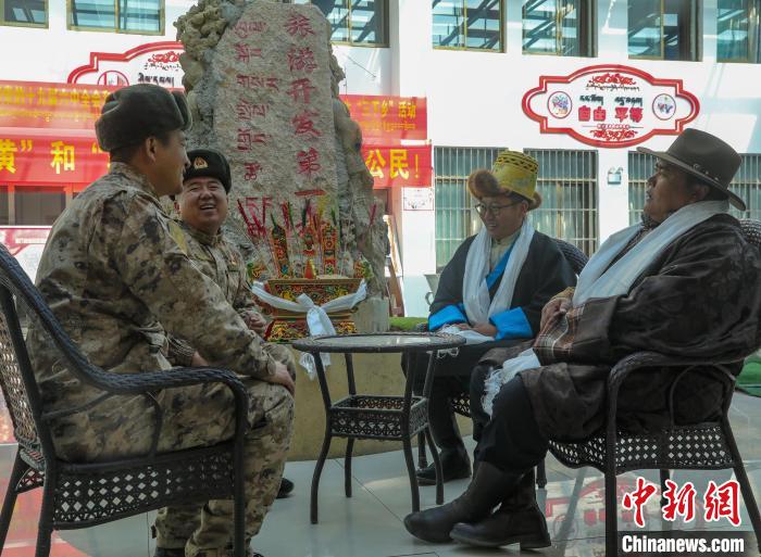 圖為阿里軍分區(qū)某邊防團(tuán)官兵與駐地群眾拉家常?！詵| 攝