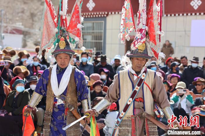 圖為兩位藝人表演瓊結(jié)“果孜”舞?！愔闈扇?攝
