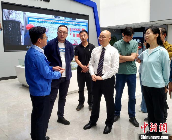 圖為全國政協(xié)委員、農工黨青海省委主委王昆(中)在企業(yè)調研?！」鶟M福 供圖