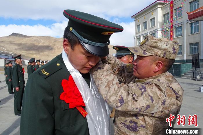 卸下軍銜等標(biāo)識(shí)?！⒖≥x 攝