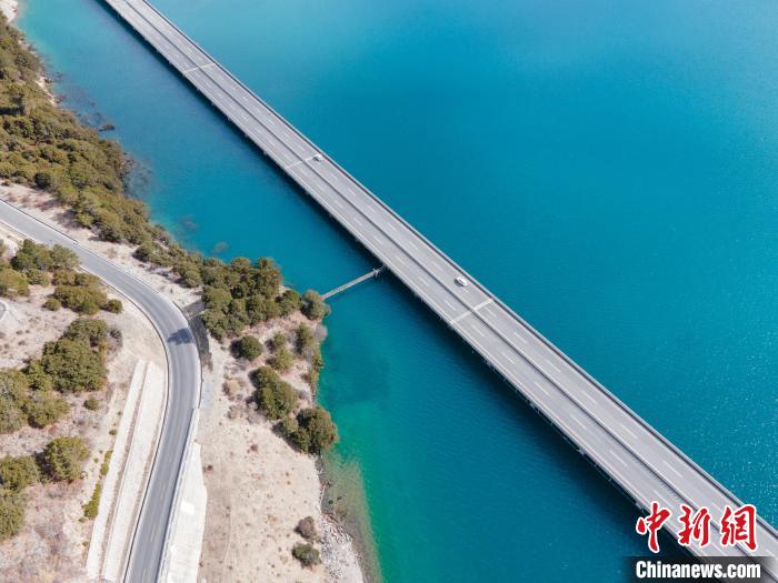 圖為西藏林拉高等級公路多布湖段風(fēng)光。　江飛波 攝